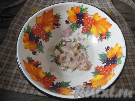 Очищенная картошка темнеет достаточно быстро, чтобы этого не произошло, первым делом необходимо натереть репчатый лук на терке.
