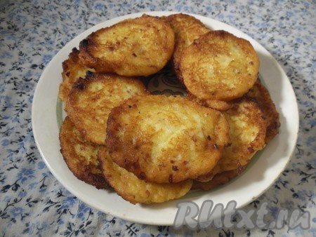 Готовые драники из яблок, для того чтобы избавиться от лишнего жира, переложите со сковороды на бумажное полотенце. Таким образом пожарьте все драники.
