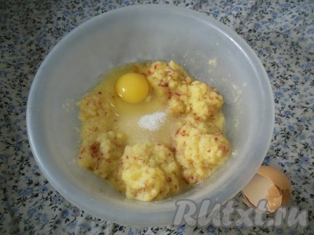 Измельчите яблоки вместе с кожурой с помощью блендера, мясорубки или терки (я использовала мясорубку). В измельченную яблочную массу добавьте сахар (если яблоки кислые, регулируйте количество сахара по своему вкусу) и яйцо. Яблоки прекрасно сочетаются с корицей и ванилью, если эти ингредиенты вам нравятся, можете смело добавить их по вкусу. Я не добавляла ваниль и корицу. 