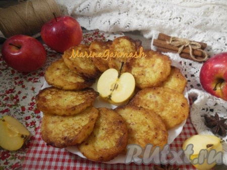 Нежные, аппетитные, яблочные драники вкусны и в горячем, и в холодном виде, они прекрасно сочетаются с медом, сгущенкой и сметаной. В качестве напитка к драникам я бы рекомендовала подать фруктовый или ягодный чай, какао, кофе.
