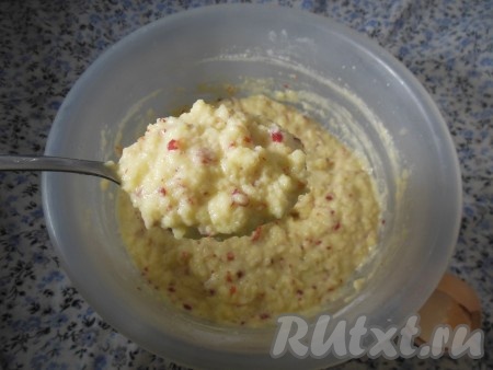 Тесто для приготовления яблочных драников получится не слишком густым, но и не жидким.
