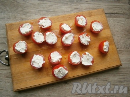 Наполнить половинки помидоров черри творожной массой.
