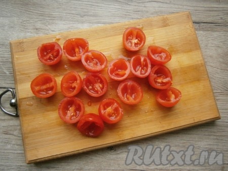 Ложечкой вынуть мякоть.