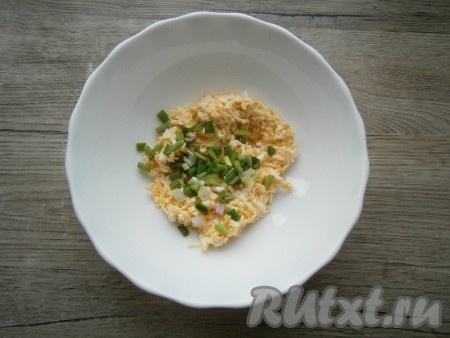 В одну часть добавить измельченный зеленый лук.
