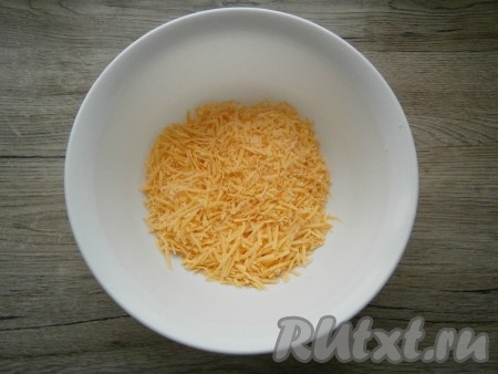 Сыр натереть на мелкой терке.