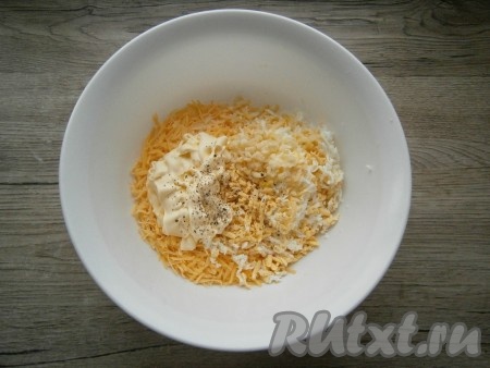 Добавить натертое яйцо, пропущенный через пресс чеснок, майонез, соль и молотый перец, тщательно перемешать.
