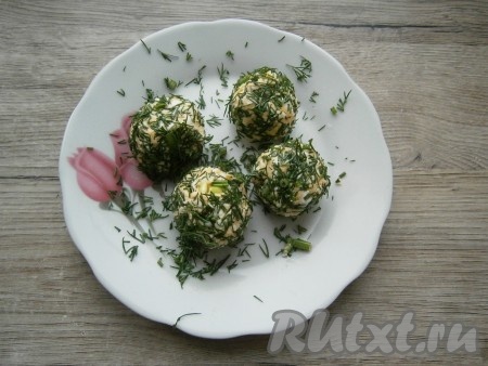 Шарики обвалять (запанировать) в измельченном укропе.