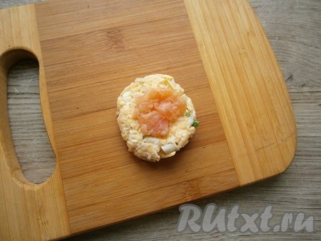Перемешать массу, сформировать шарики размером с грецкий орех (у меня получилось 4 шарика). Затем каждый шарик размять в лепешку, в середину каждой лепешки поместить по небольшому кусочку филе семги и сформировать шарики, получится 4 сырных шарика с семгой внутри.
