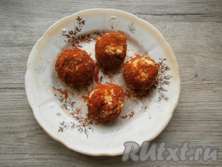 Эти шарики обвалять в смеси паприки и сушеного базилика.
