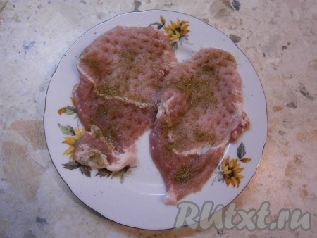 Отбитые кусочки свинины посолить и посыпать специями.
