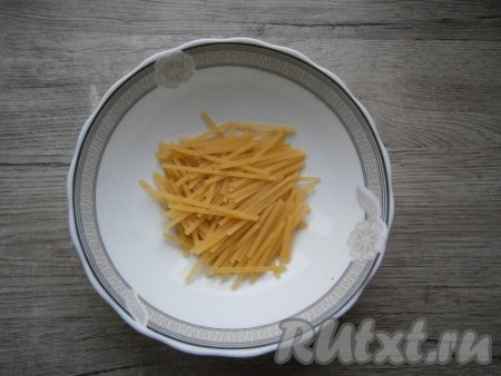 Далее выставить режим "Суп" - "Птица", время приготовления - 50 минут, крышку мультиварки закрыть. Отмерить лапшу.
