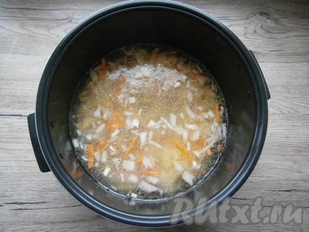 Влить в чашу воду комнатной температуры.
