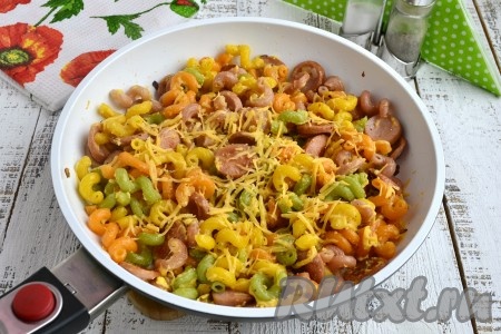 Макароны с сосисками и сыром в сковороде
