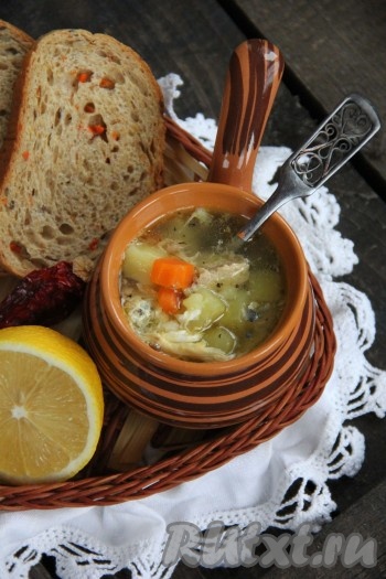 Подать вкусный и сытный суп из консервированной скумбрии к столу. Супчик готовится по этому рецепту и достаточно быстро, и просто, а своим прекрасным вкусом он, наверняка, понравится всей семье.
