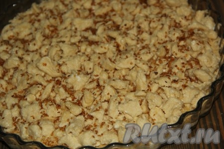 По желанию, перед выпечкой пирог можно посыпать кунжутом или маком.
