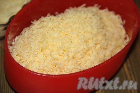 Сыр натереть на мелкой тёрке.