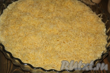 Выложить сыр поверх теста.