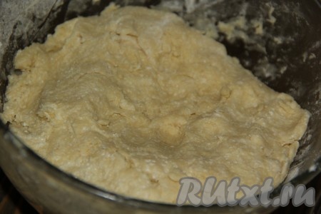 Замесить мягкое и нежное творожное тесто. У меня муки ушло чуть больше, смотрите по консистенции. Всё зависит от влажности творога и размера яйца. Тесто должно получиться не липнущим, но очень нежным.&nbsp;
