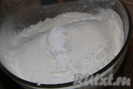 В получившуюся творожно-масляную массу всыпать просеянную муку, соль и разрыхлитель.&nbsp;
