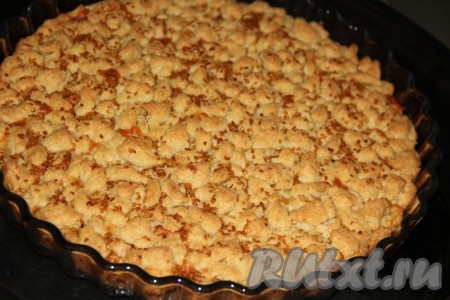 Выпекать творожно-сырный пирог в разогретой духовке, примерно, 40 минут при температуре 200 градусов. Выпечка покроется красивой золотистой корочкой.
