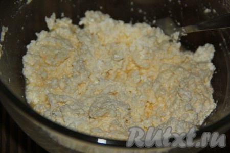 Можно пробить творожно-яичную массу блендером, можно просто перемешать ложкой.&nbsp;
