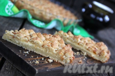 Достать форму из духовки, выпечку слегка остудить, а затем нарезать на кусочки и подать к столу. Творожный пирог с сыром получается очень вкусным, рассыпчатым, нежным и ароматным, попробуйте!
