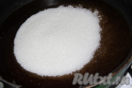 Затем влить в получившуюся карамель крутой кипяток. Вливать нужно маленькими порциями, карамель будет сильно бурлить, аккуратно, не обожгитесь! Как только масса станет однородной, всыпать оставшийся сахар.
