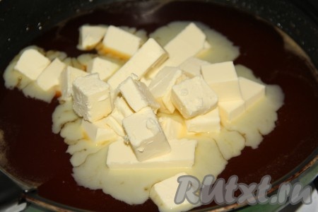 На среднем огне довести массу до однородного состояния. Снять сковороду с огня и добавить в горячую карамель кусочки масла. Перемешать, чтобы масло растопилось.
