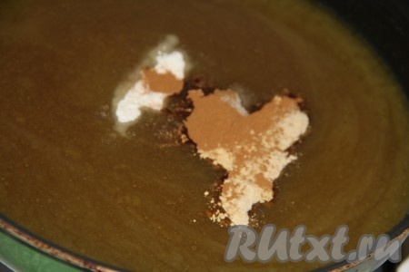 Добавить в сковороду&nbsp;корицу, мускатный орех, сушеный имбирь, кардамон и соду, перемешать сахарную массу.
