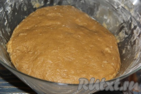 Как только масса станет собираться в ком, начать вымешивать тесто руками, добавляя оставшуюся муку. Тесто хорошо вымесить, оно должно стать эластичным и не липнущим.
