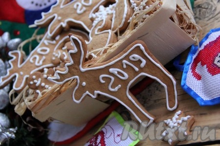 Вот такие красивые, вкусные рождественские пряники получились у меня. Как видите, приготовить пряники к Рождеству своими руками не так уж и сложно, главное - поверить в свои силы и приступить к работе, а дальше сам процесс захватит вас и, уверена, вы получите массу положительных эмоций от домашней рождественской выпечки. Хранить готовые пряники следует в закрытой таре в прохладном месте.
