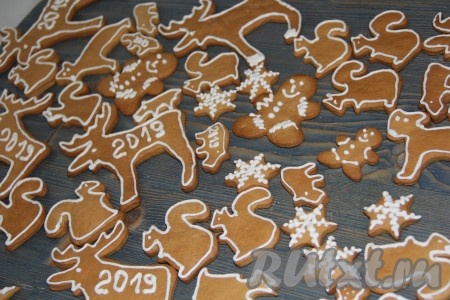 Для приготовления глазури охлаждённый яичный белок слегка взбить миксером в пышную пену, затем постепенно всыпать сахарную пудру, продолжая взбивать. Глазурь лучше взбивать на небольшой скорости миксера, но дольше по времени. Когда глазурь станет однородной, со стойкими пиками, добавить лимонный сок и взбивать еще половину минуты. Переложить глазурь в кондитерский мешок с тонкой насадкой. Покрыть наши пряники глазурью. Я сделала окантовку. Глазурь быстро сохнет, но лучше сушить рождественские пряники на ровной поверхности пару часиков.
