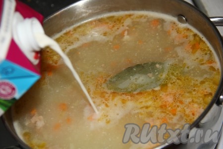 Влить сливки и довести уху по-фински до кипения.
