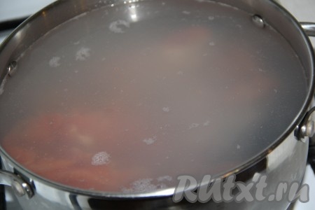 Залить рыбу 2,5 литрами холодной воды и поставить на огонь.