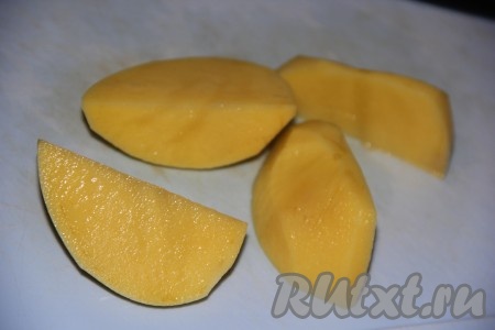 Картофель очистить. Одну картофелину разрезать на 4 части.
