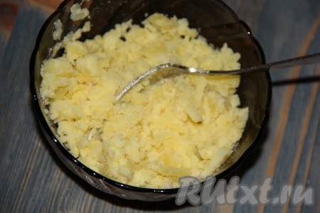 Крупные дольки картофеля размять вилкой в пюре.