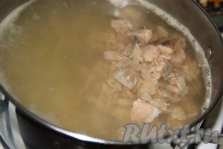 Когда картошка проварится минут 10, добавить в кастрюлю рыбное филе и картофельное пюре.
