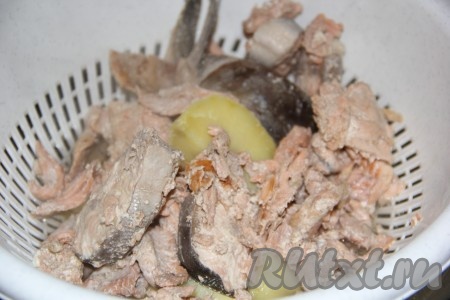 Затем откинуть рыбу и дольки картофеля на дуршлаг, бульон процедить.
