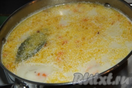 Снять уху с огня и дать настояться минут 10-15 под закрытой крышкой.
