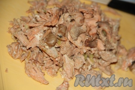 Пока наш картофель варится, отделить филе от костей и порвать на волокна.
