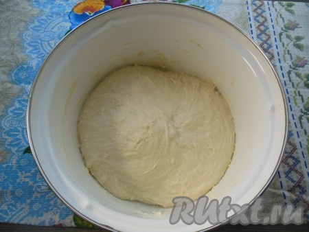 Обомните тесто рукой (или ложкой) и снова накройте полотенцем.