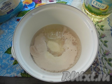 Затем добавьте в получившуюся смесь 2 столовых ложки манной крупы, растительное масло, соль.