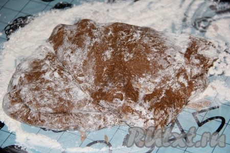 Как только тесто соберётся в ком, переложить его на стол и, припыливая его пшеничной мукой (обычно на подпыл требуется 50-70 грамм муки), хорошо вымесить.
