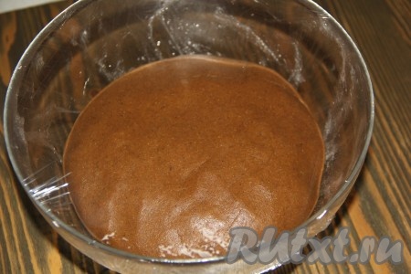 Тесто получится эластичным, гладким, как пластилин. Положить тесто в миску, накрыть плёнкой и убрать в холодильник минимум на 5-6 часов (можно на сутки).
