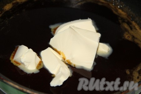 Далее добавить сливочное масло, нарезанное на кусочки, и перемешать. Снять сковороду с огня, масло растопится в горячей карамели.

