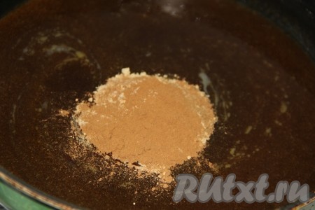 Затем всыпать&nbsp;корицу, мускатный орех, кардамон, имбирь и соду, перемешать.
