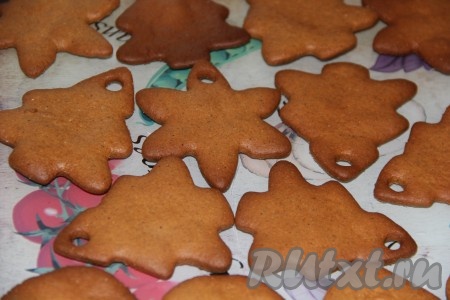 Выпекать рождественское печенье в разогретой духовке, примерно, 10 минут при температуре 190 градусов. Печенье должно стать красивого коричневого цвета. Готовое печенье переложить на плоскую поверхность и полностью остудить.
