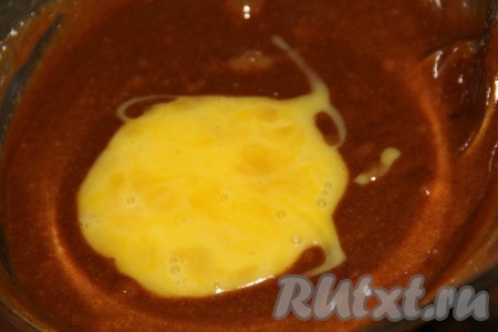 Добавить яичную массу в остывшую карамель и тщательно перемешать карамельную массу.
