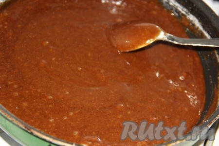 Далее всыпать в сковороду 130 грамм просеянной пшеничной муки, тщательно перемешать. Карамельная масса получится красивой и гладкой. Остудить массу, примерно, до 50-60 градусов.
