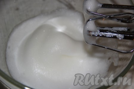 Для приготовления глазури охлаждённый яичный белок с помощью миксера взбить в пышную пену.
